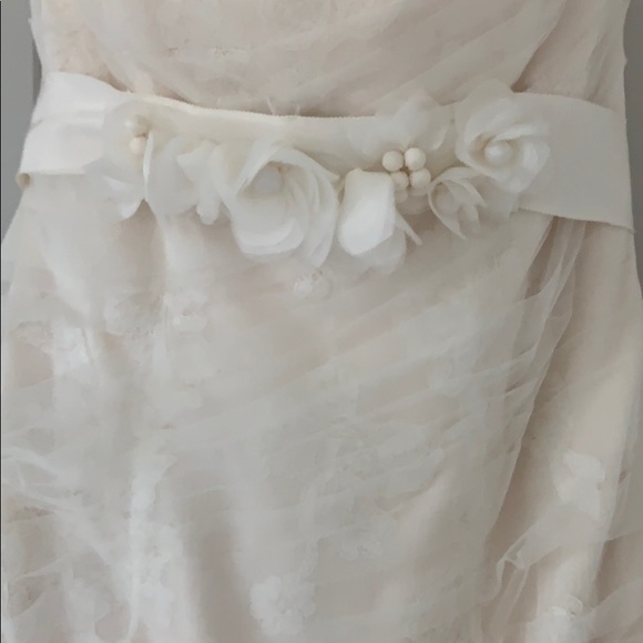 VERA WANG WEDDING DRESS -ADDITIONAL PHOTOS - Picture 3 of 7